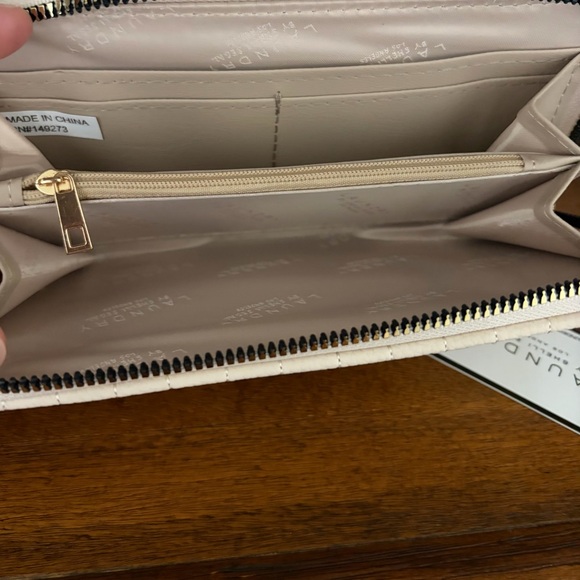 NWT Laundry by Shelli Segal Beige Quilted Wallet - Picture 4 of 5